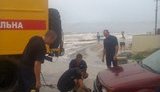 У Запорізькій області рятувальники евакуювали 20 автомобілів із відпочивальниками з розмитої зливами коси на Азовському морі, - ДСНС