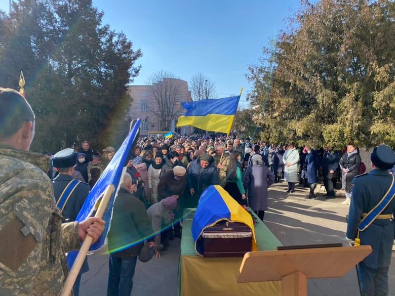 На Вінниччині попрощалися із загиблим внаслідок російського обстрілу воїном 56-ї ОМПБр Денисом Кононенком 16