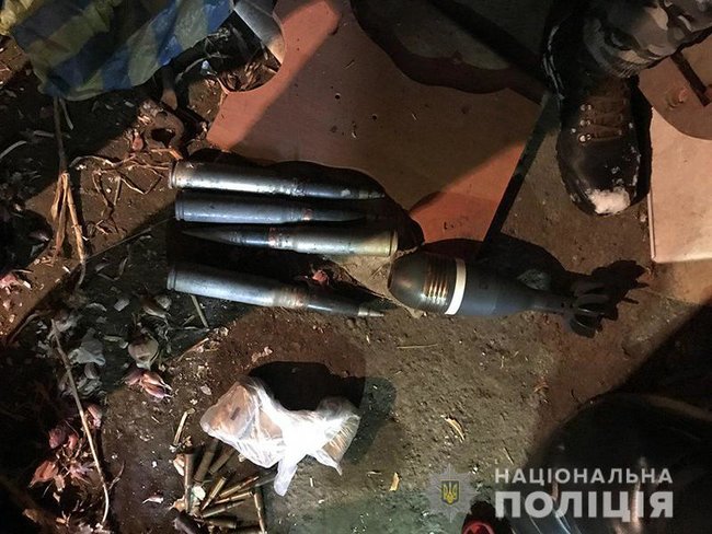 10 гранат, міна, снаряди для БМП і 240 набоїв: поліція виявила в орендованому гаражі в Донецькій області арсенал зброї 05 10 гранат, міна, снаряди для БМП і 240 набоїв: поліція виявила в орендованому гаражі в Донецькій області арсенал зброї 05