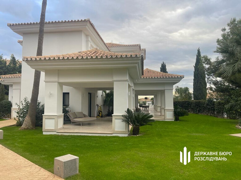 На іспанській віллі ексвійськкома Борисова ДБР провело обшуки. Майно заарештували 07