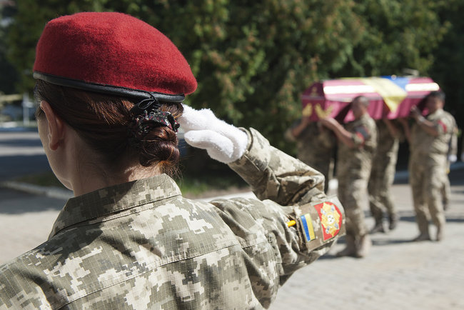 С воином Александром Буйвало, погибшим в 2014 году на Луганщине в результате ракетного обстрела с территории РФ, простились в Сумах 10