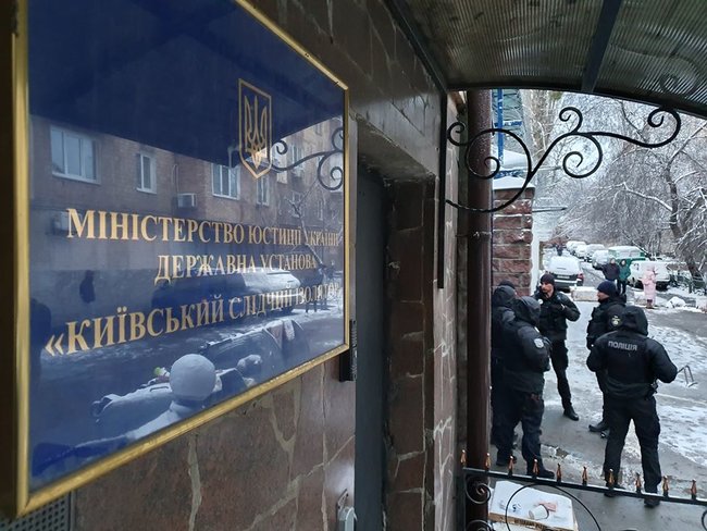 Активісти продовжують чергувати під Лукянівським СІЗО, щоб не допустити вивезення ексберкутівців 03