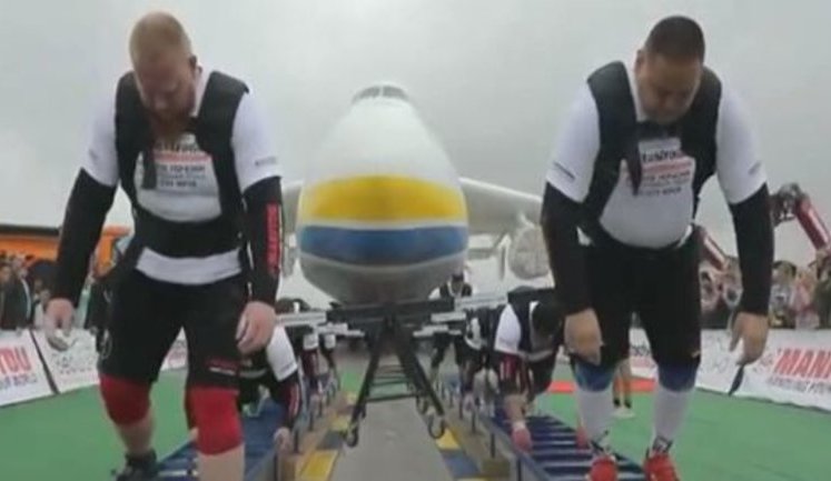 Новий рекорд АН-225 "Мрія": вісім найсильніших спортсменів України зрушили літак вагою 330 тонн на 4 метри 30 сантиметрів. ВIДЕО