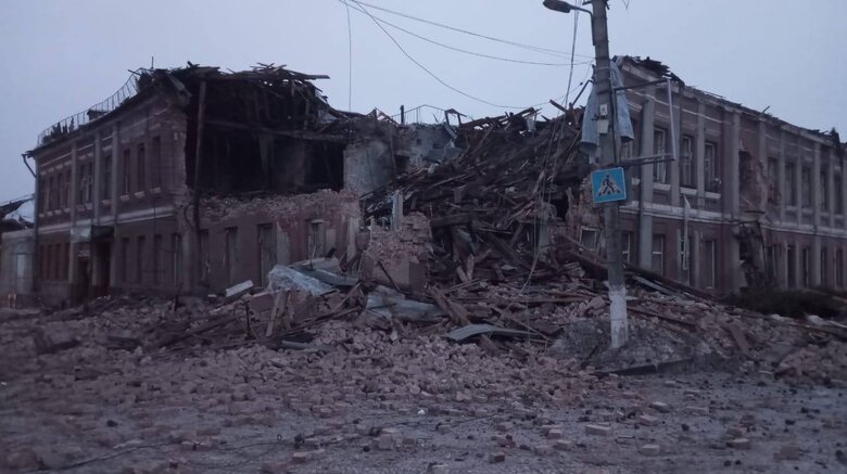 Обстріли Харківщини: у Веселому зруйновано клуб, у Вовчанську пошкоджено адмінбудівлю 01