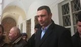 Кличко: Общественных активистов и депутатов поливают слезоточивым газом в Гостином дворе. ФОТО