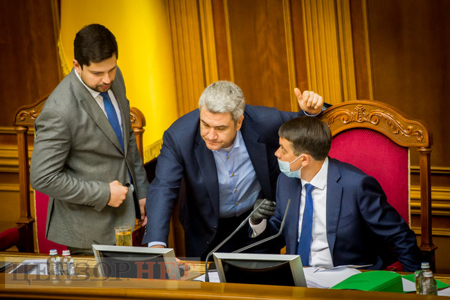 Черга до Шмигаля, Тищенко хвалиться відео зі своїм танцем, страшні ялинки Шахова та Ківа в обіймах Суркіса, - робота Ради 16 липня 09