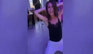 Премьеру Финляндии пришлось оправдываться после слива видео, где она "отдыхает": "Я танцевала, пела, праздновала, занималась законными вещами". ВИДЕО
