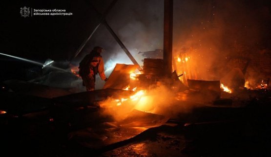 Російський дрон атакував підприємство у Запоріжжі: вирує пожежа, - ОВА. ФОТОрепортаж