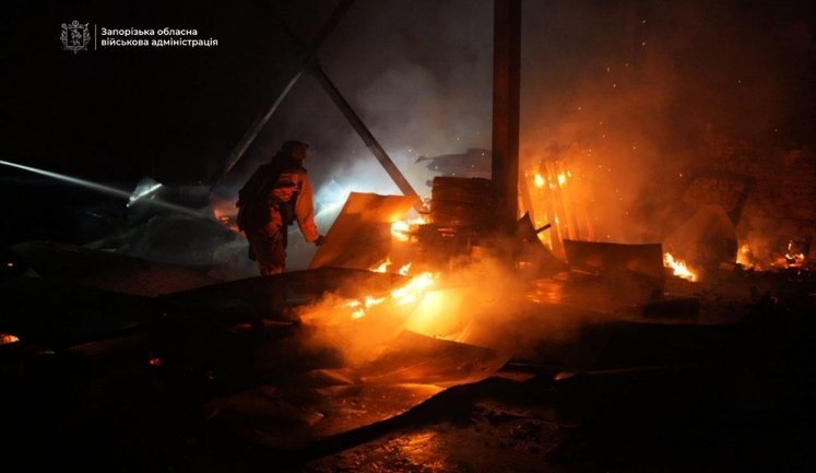 Російський дрон атакував підприємство у Запоріжжі: вирує пожежа, - ОВА. ФОТОрепортаж