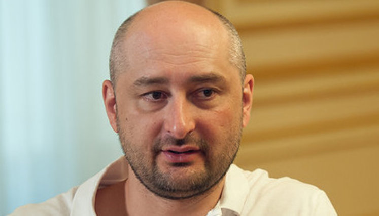 "Ти голий, вимазаний свинячою кров'ю, слухаєш некрологи про себе. Поруч санітар пилкою пиляє кістку". Велике інтерв'ю з Аркадієм Бабченком