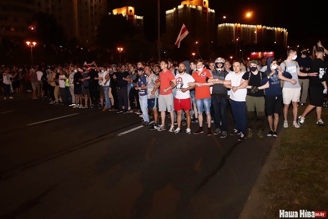 Автозак прориває ланцюг протестувальників у Мінську 01