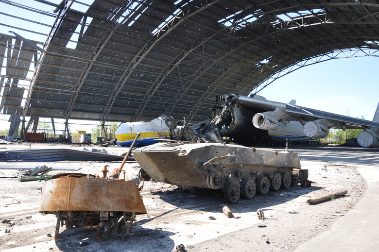 Разминирование территории аэродрома в Гостомеле: уничтоженные самолеты ГП Антонов и остатки российских оккупантов 66