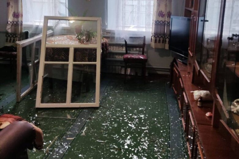 Удари по Дніпру: росіяни поцілили по торговельному центру, 4 особи загинули 04