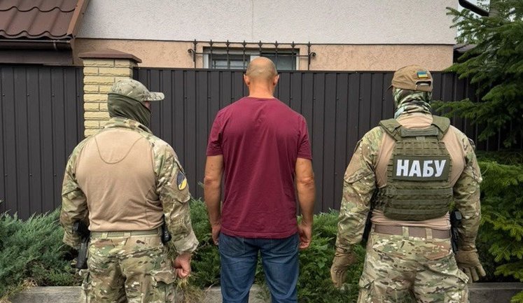 Требовали 4,5 млн грн взятки за принятие РЭБ для ВСУ: НАБУ и САП уличили двух военных во взяточничестве. ФОТОрепортаж