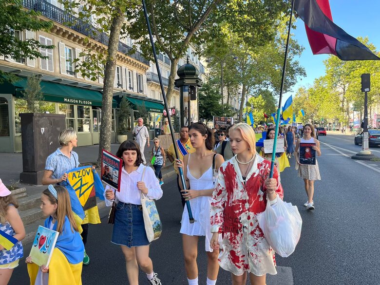 Хода на підтримку України відбулася в Парижі 03