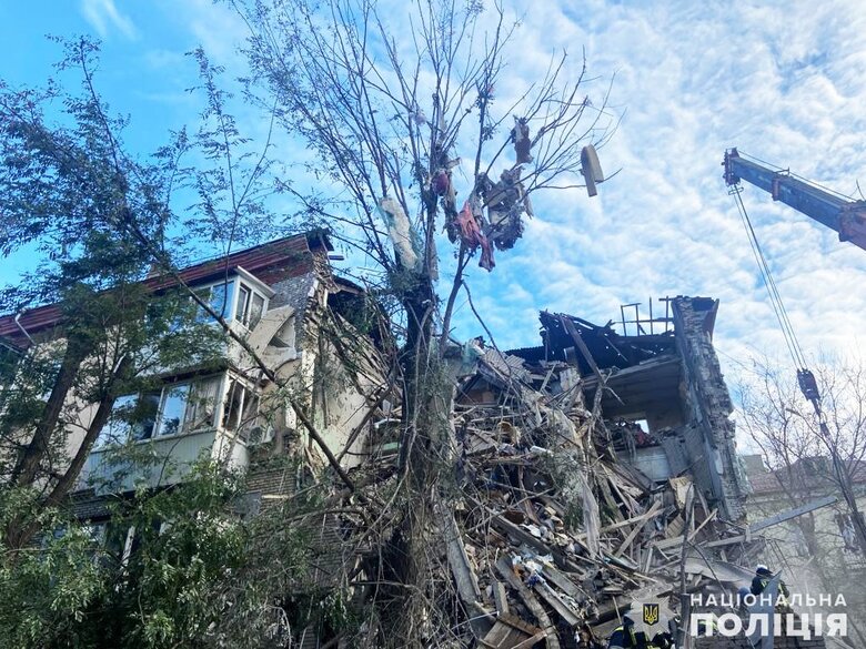 Наслідки обстрілу Запоріжжя російськими окупантами: Загинули 12 осіб, госпіталізовано 12 громадян 04