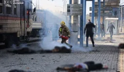 Наслідки удару по вокзалу в Дніпрі: атаковано перон, де стояли електричка та потяг. ВІДЕО+ФОТОрепортаж