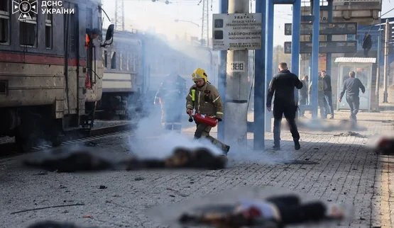 Наслідки удару по вокзалу в Дніпрі: атаковано перон, де стояли електричка та потяг. ВІДЕО+ФОТОрепортаж