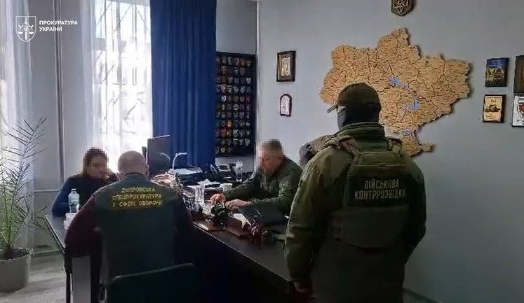 Полковника и еще четырех человек подозревают в хищениях более 14 млн грн на фортификациях на Днепропетровщине. ФОТОрепортаж