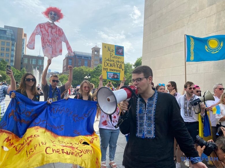 Сотни активистов прошли по центру Нью-Йорка с сине-желтыми флагами 01