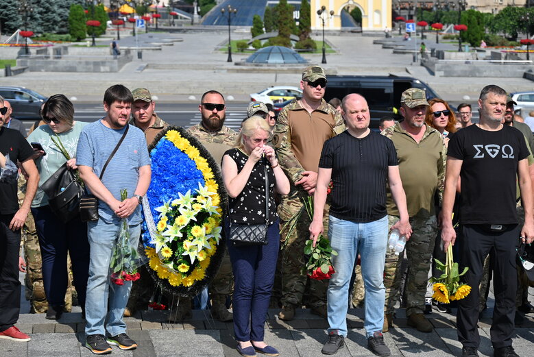 Із загиблим воїном, майданівцем Павлом Каленіченком попрощалися на Майдані Незалежності 39
