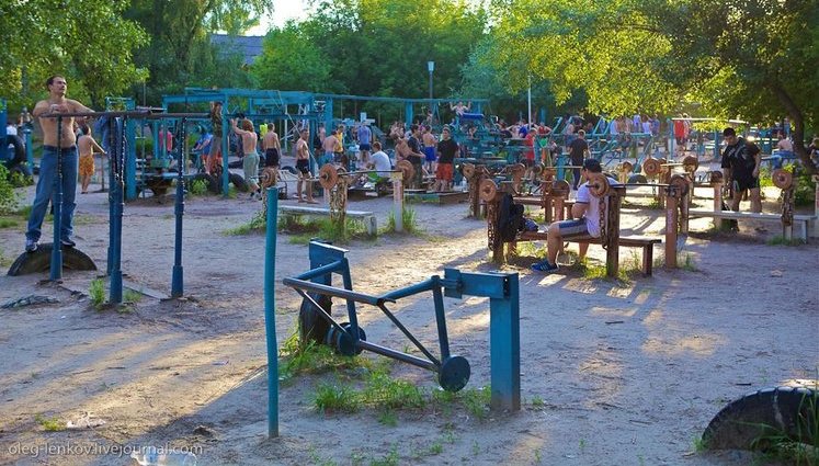 Тренажерный зал под открытым небом на берегу Днепра. ФОТОрепортаж