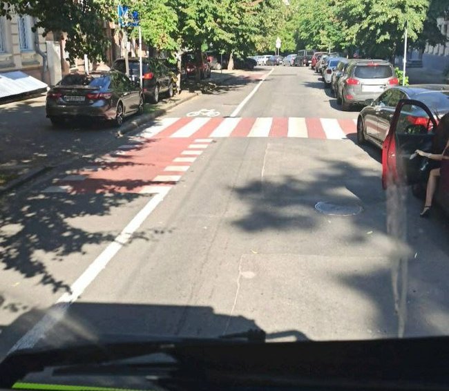 Припаркованные на велополосах автомобили будут эвакуировать, - КГГА 03