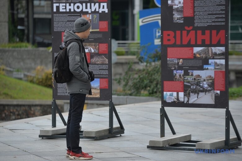 Уличную выставку Рашизм – это... открыли в Киеве 03