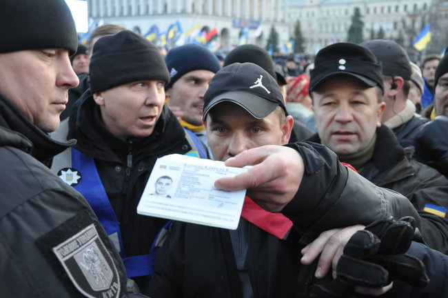 Во время вече на Майдане поймали провокатора: он бросил в сторону сцены несколько яиц 08