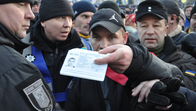 Під час віче на Майдані зловили провокатора: він кинув у бік сцени кілька яєць. ВІДЕО+ФОТОрепортаж