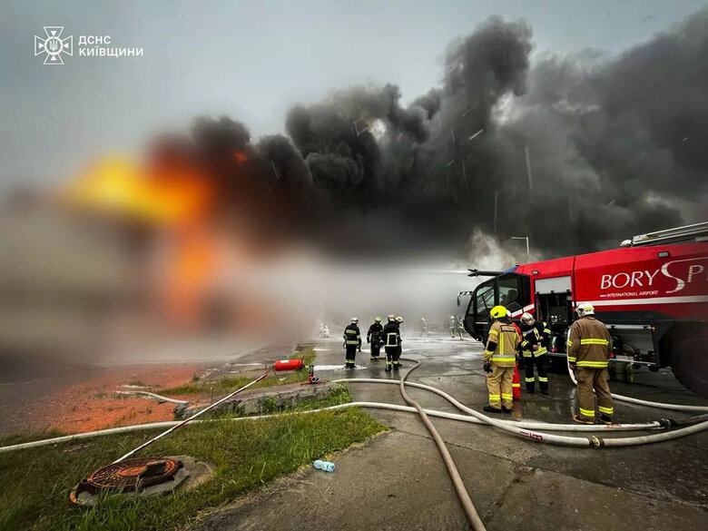 Пожежники третю добу намагаються загасити пожежу на Київщині