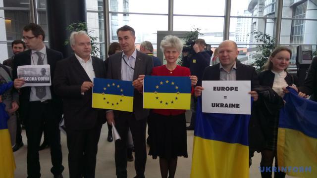 Флешмоб на підтримку України пройшов в Європарламенті 03