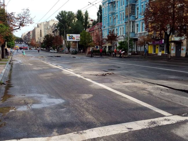 Дощі в Києві: потік води спотворив асфальт на Антоновича 02