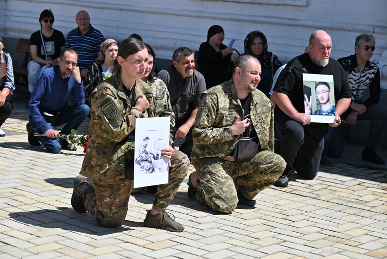 Зі скрипалем та воїном Давидом Якушиним, який загинув у бою з окупантами, попрощалися в Києві 05