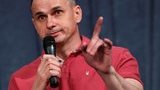 Сенцов символічно спалив тюремну робу. ВIДЕО