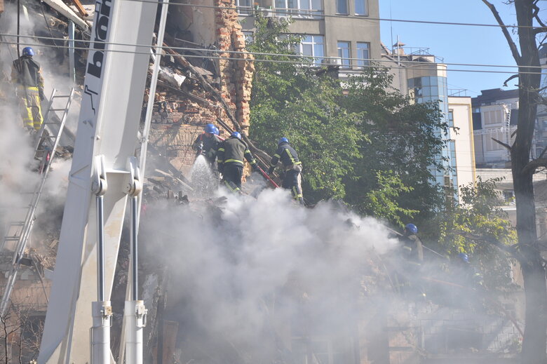 At site of kamikaze drone attack in Kyiv, rubble is being cleared 37