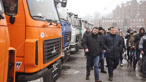 Коммунальщики Днепра устроили выставку новой техники, закупленной за бюджетные средства города в этом году. ФОТОрепортаж