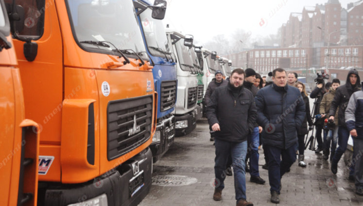 Коммунальщики Днепра устроили выставку новой техники, закупленной за бюджетные средства города в этом году. ФОТОрепортаж
