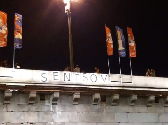 Надпись в поддержку Сенцова вывесили на мосту напротив Кремля 01