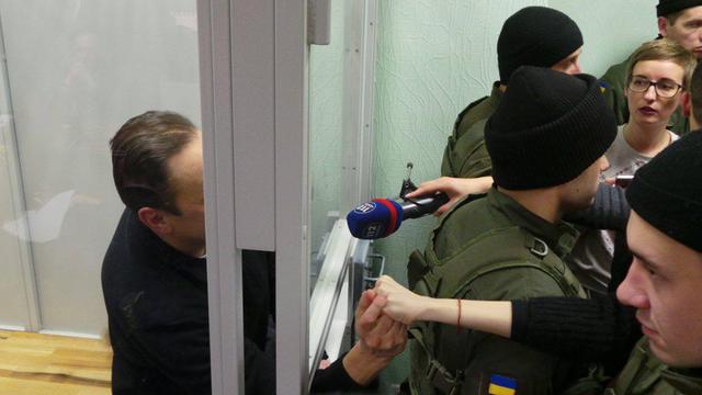 безъязыков