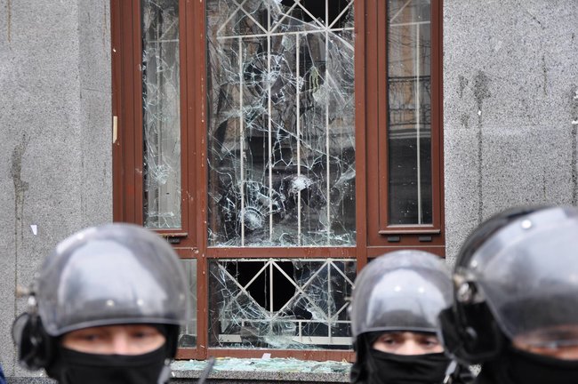 Смерть России!: Националисты забросали камнями здание Россотрудничества и двух банков в Киеве 08