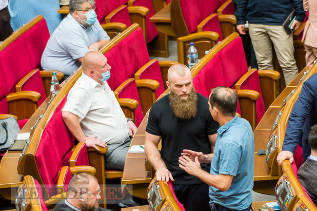 Ківа і сторіз оголених дівчат, Яценко в гостях у слуг народу і Куницький, який шепоче на вухо Забуранній, - робота ВР 15 вересня 09