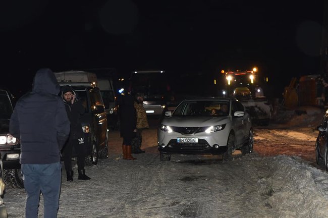 Hundreds of cars trapped by snow storm in Poltava region, entry to region to be banned for all modes of transport from 2 p.m 04