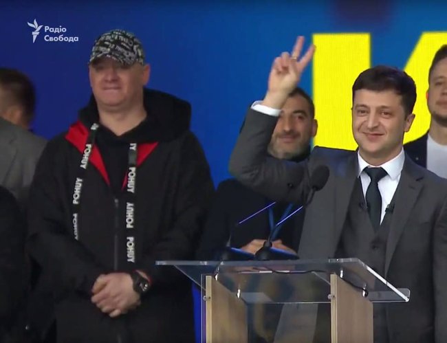 Артист Кошовий стояв на дебатах за спиною Зеленського в одязі фірми POHUY 01