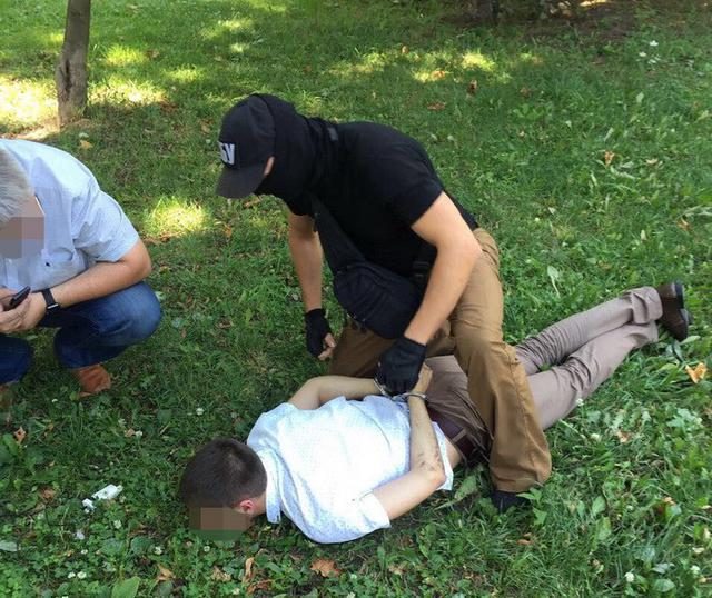 Задержание прокурора: сотрудник прокуратуры Киевщины требовал 130 тыс. грн за условное наказание для обвиняемого 01 Задержание прокурора: сотрудник прокуратуры Киевщины требовал 130 тыс. грн за условное наказание для обвиняемого 01