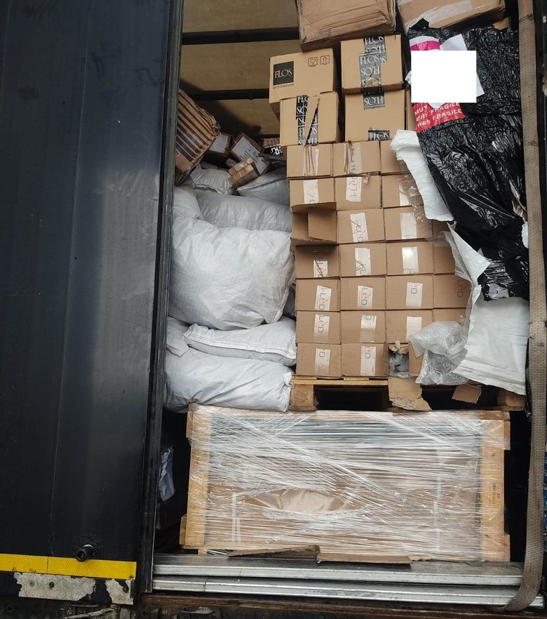 В Украину пытались ввезти более 12 тонн контрабандной одежды 01 В Украину пытались ввезти более 12 тонн контрабандной одежды 01
