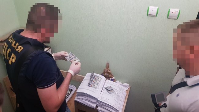 Корупція на Одеській митниці: відразу трьох начальників затримали на хабарі 01