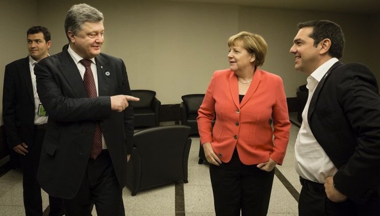 Порошенко побеседовал с Меркель и Ципрасом в кулуарах Гуманитарного саммита ООН в Стамбуле. ФОТОрепортаж