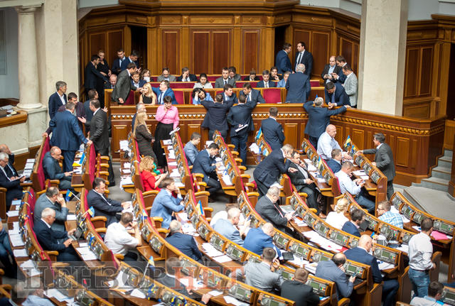 Ажіотаж у ложі Кабміну, запрошення Ляшка Новинському і Савченко, яка читає про націоналізм: як минув робочий день у Раді 04 Ажіотаж у ложі Кабміну, запрошення Ляшка Новинському і Савченко, яка читає про націоналізм: як минув робочий день у Раді 04