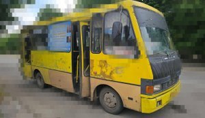 Ворог ударив по маршрутці в Херсоні: загинув чоловік, 3 людини в лікарні. ФОТО